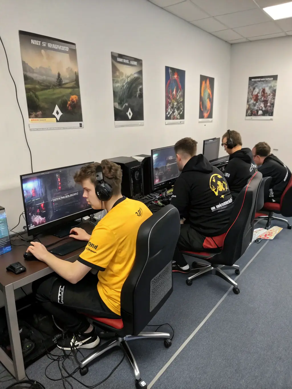 A behind-the-scenes shot of the LES DRAGONS NIORTAIS - ESPORT WebTV team in action, capturing the creation of esports content and educational programming.
